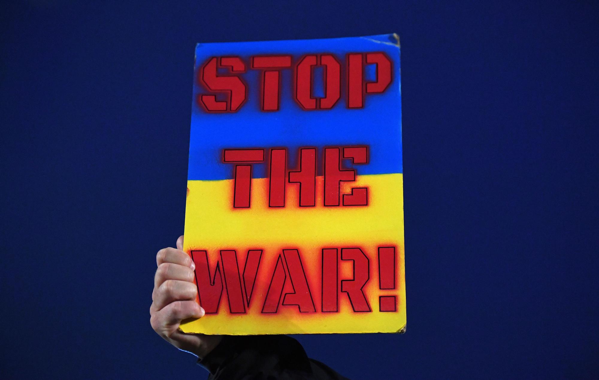 Un cartel pide el fin de la guerra en Ucrania, en las protestas de Londres