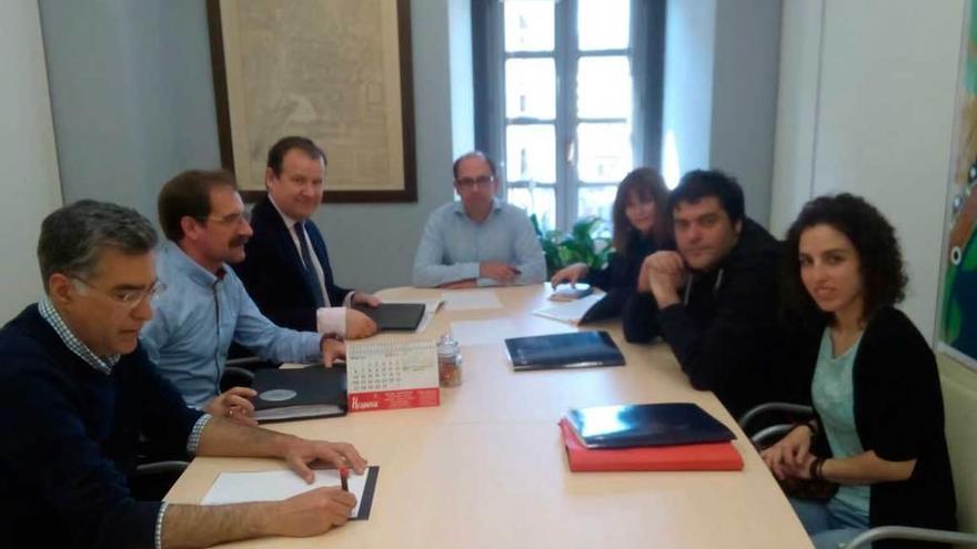 Por la derecha, Yolanda Suárez, David Salcines y Llarina González, durante la reunión con técnicos y concejales de Valladolid.