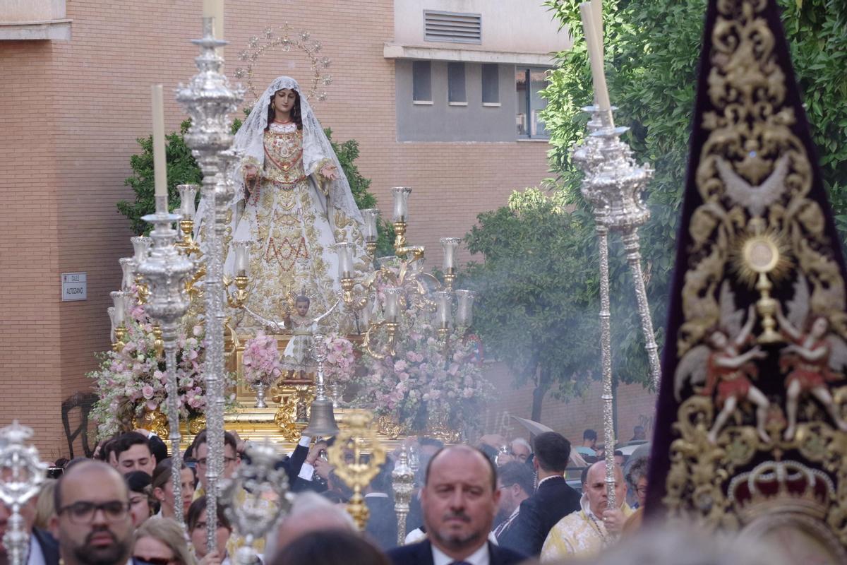 Fotos de la procesión del Rocío Coronada por el barrio de la Victoria Fotos de la procesión del Rocío Coronada por el barrio de la Victoria