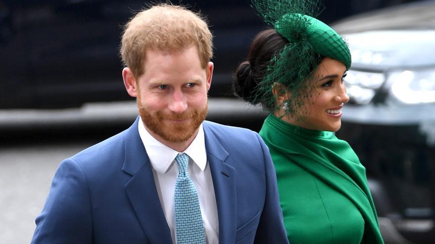 Enrique y Meghan visitan a Isabel II de camino a los Países Bajos.