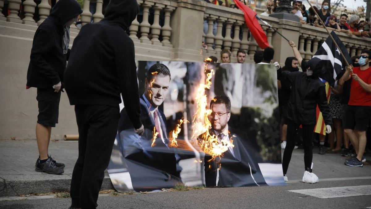 Cremen una foto d&#039;Aragonès i Sánchez en la manifestació de l&#039;Esquerra Independentista