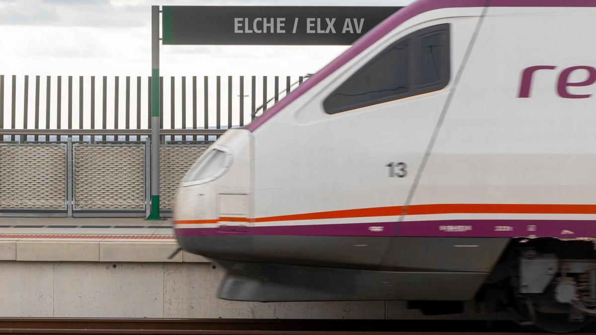 Un tren llega a la estación de Matola