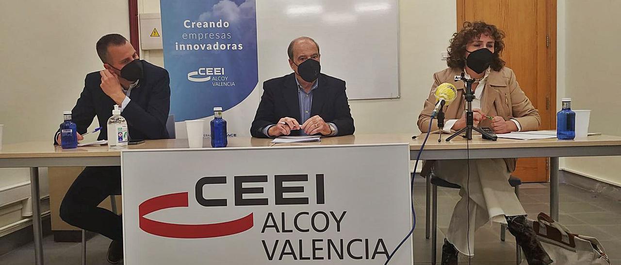 El edil Alberto Belda, Jesús Casanova, del CEEI, y la directora del IVACE, Julia Company.