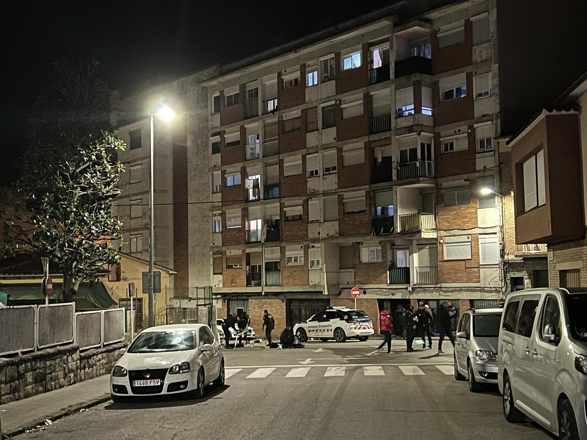 Vista d'un edifici al carrer Montseny de Manlleu després d'un incendi mortal amb cinc víctimes en un traster habilitat com a habitatge al terrat