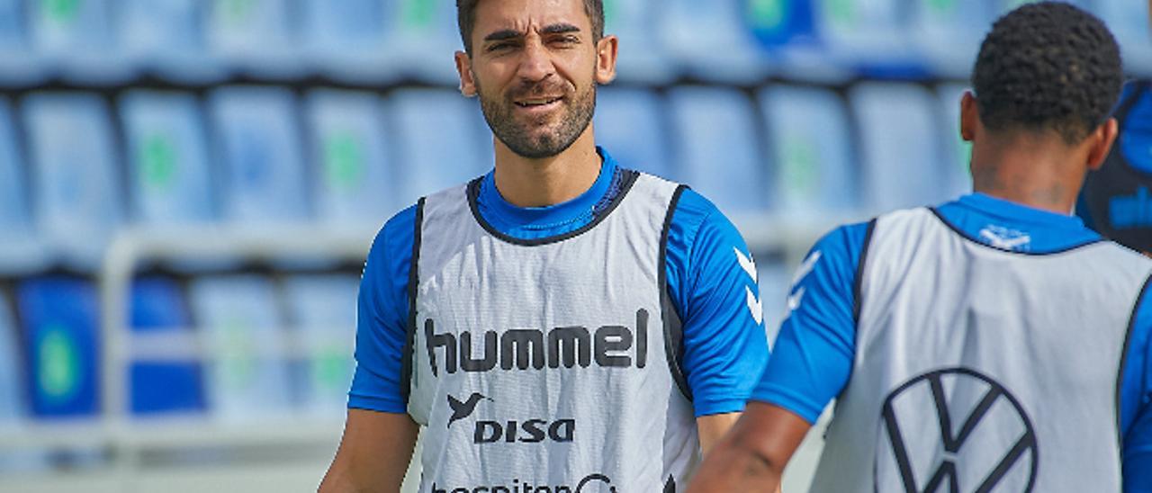 José León, durante un entrenamiento con el CD Tenerife.