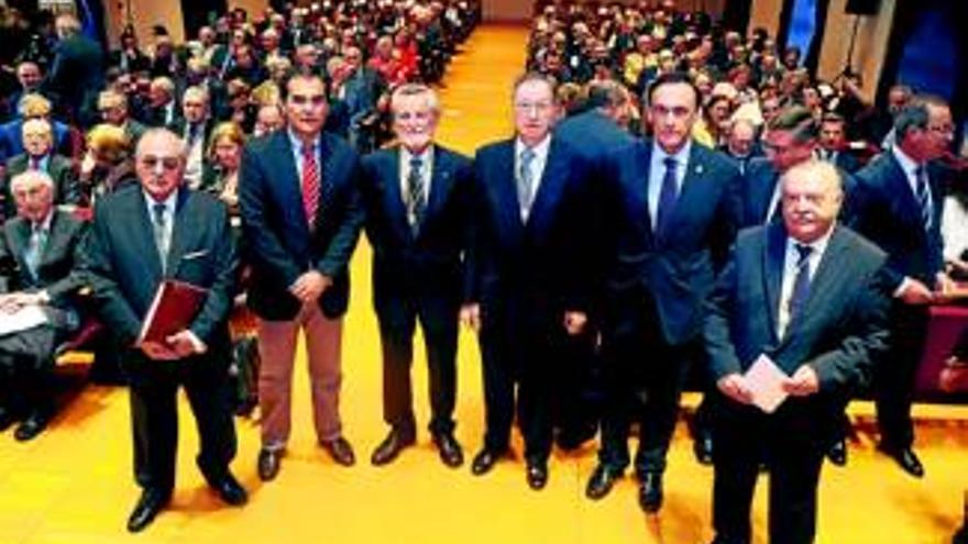 Academias andaluzas imponen la medalla de honor a José Peña