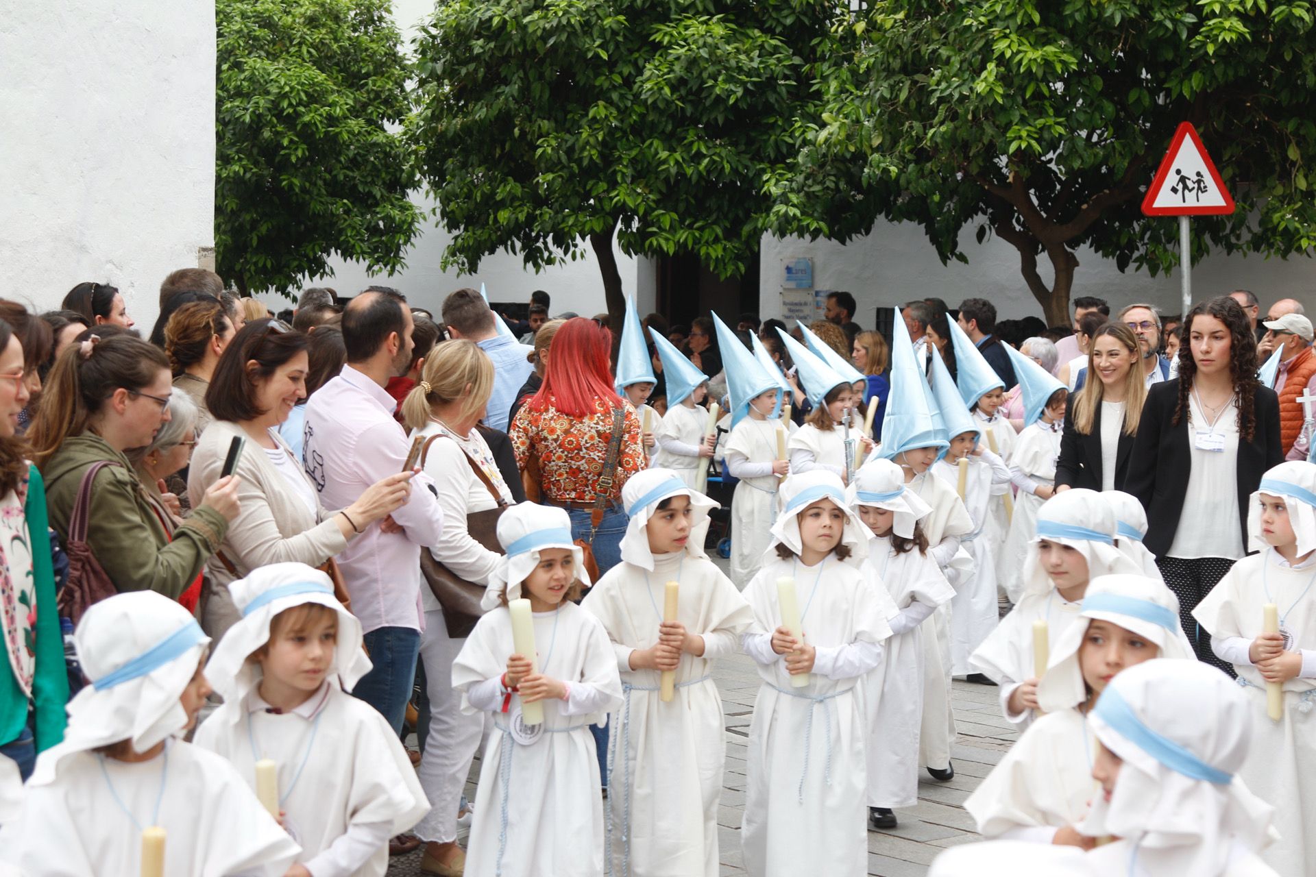 Pequeños del colegio de la Inmaculada durante su procesión