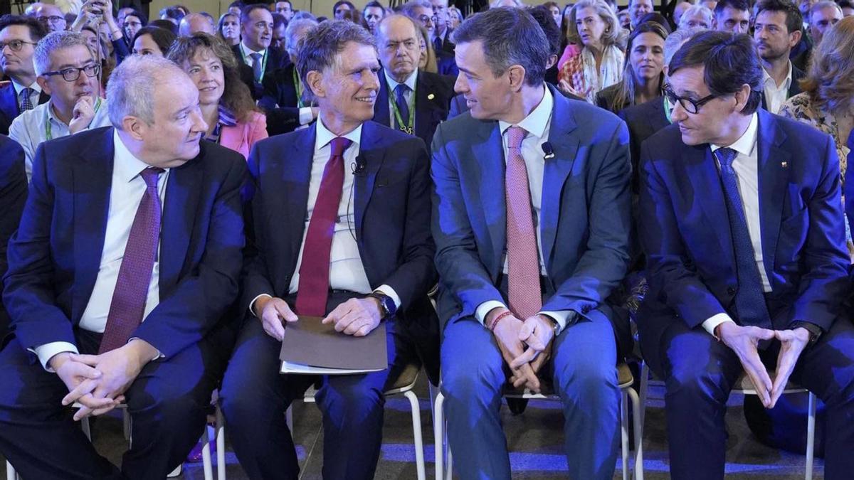 El ministre Hereu, el president del Cercle, Jaume Guardiola, el president Sánchez i el president Illa, a les Jornades del Cercle. A la dreta, Collboni i Sirera a l’esdeveniment de beBartlet. | FERRAN NADEU / EPC El ministre Hereu, el president del Cercle, Jaume Guardiola, el president Sánchez i el president Illa, a les Jornades del Cercle. A la dreta, Collboni i Sirera a l’esdeveniment de beBartlet. | FERRAN NADEU / EPC