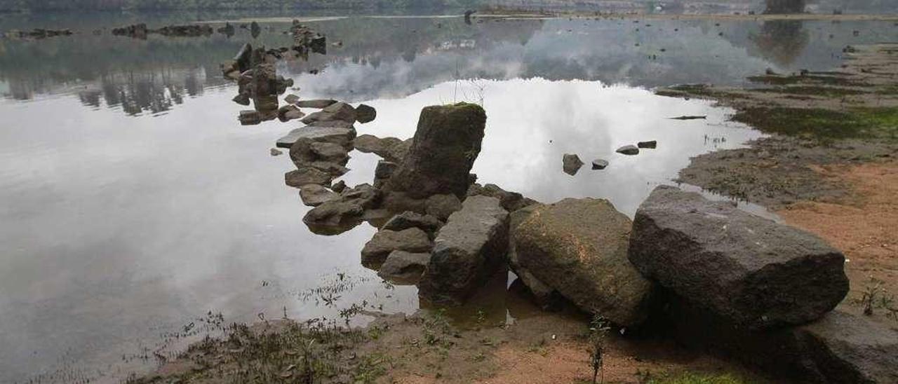 El río Miño, muy por debajo de su caudal habitual, entre Ribela (Coles) y Pereiro de Aguiar. // Iñaki Osorio