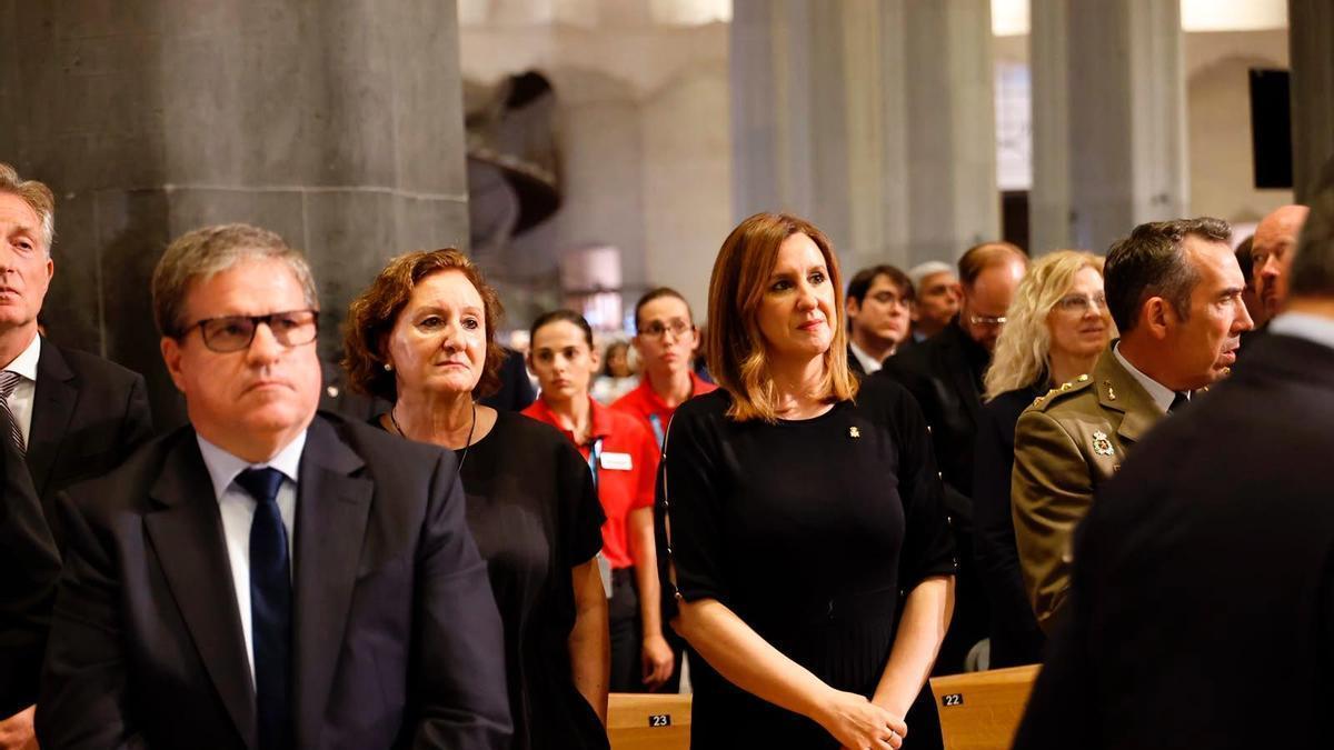 María José Catalá y su madre durante la misa en la Sagrada Familia.