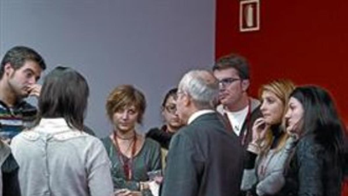 Montilla, anoche, con un grupo de periodistas en la sede del PSC.