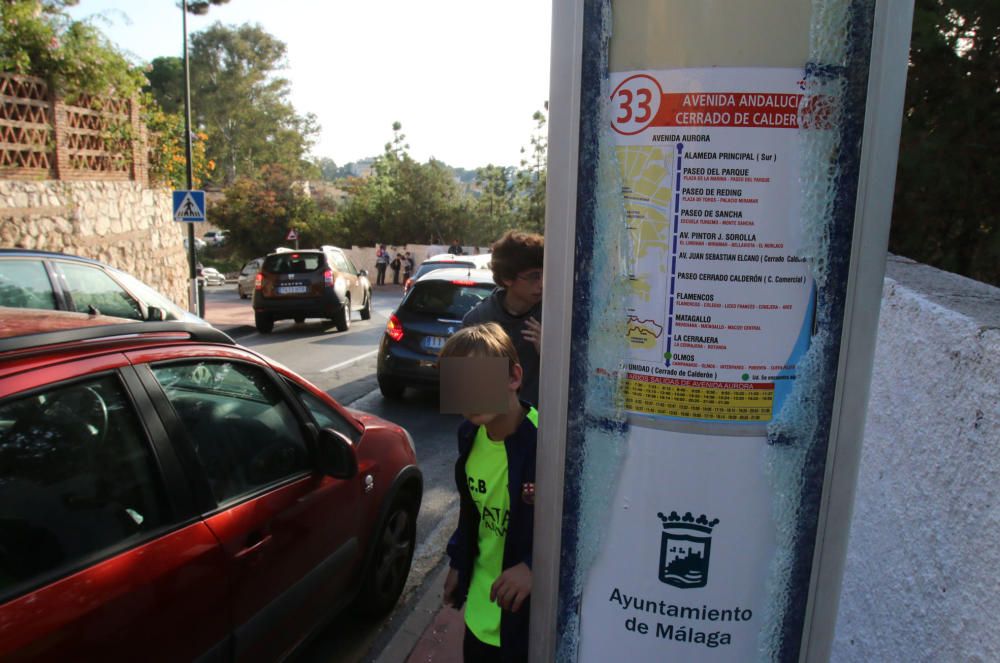 La EMT ha detectado destrozos en once marquesinas de la línea 33, por el Cerrado de Calderón y Parque Clavero