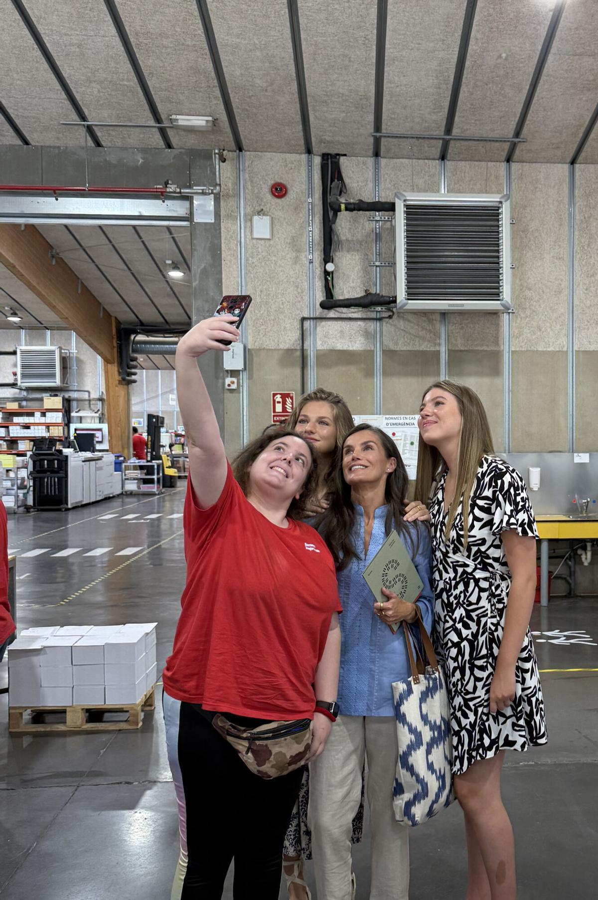La Reina Letizia, la Princesa Leonor y la Infanta Sofía visitan por sorpresa la Casa Esment La Reina Letizia, la Princesa Leonor y la Infanta Sofía visitan por sorpresa la Casa Esment