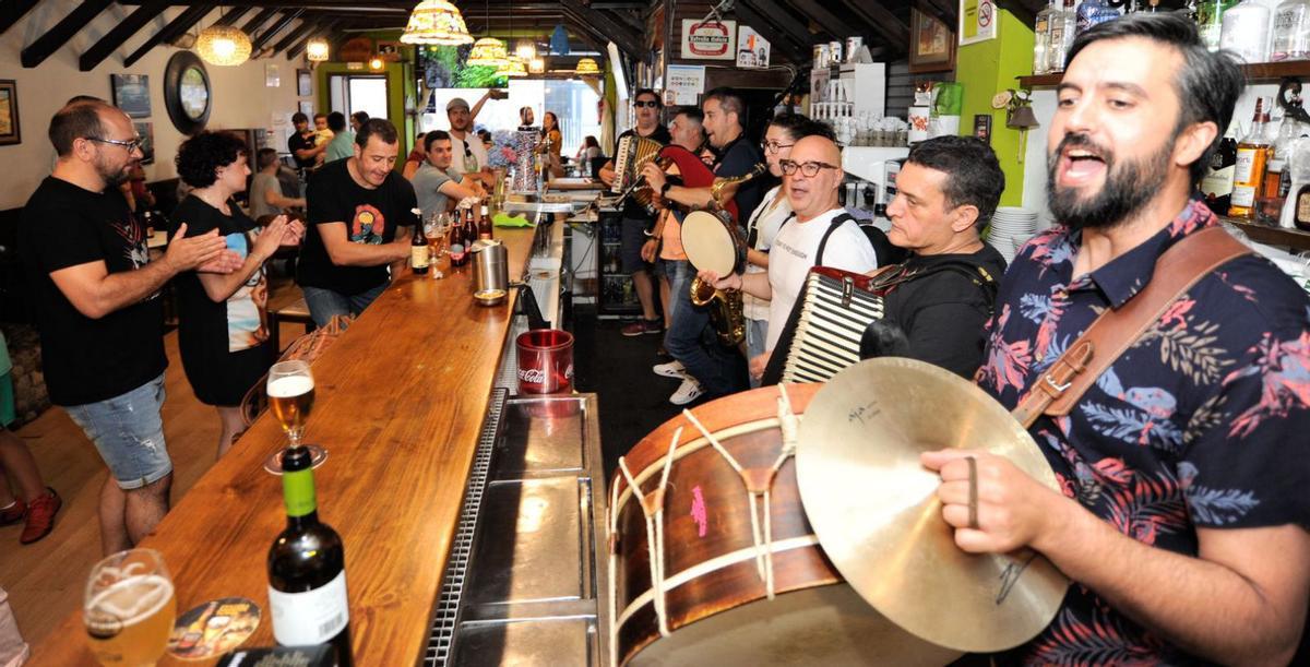 Los más pequeños gozaron ayer con la fiesta de la espuma.   | // BERNABÉ/JAVIER LALÍN