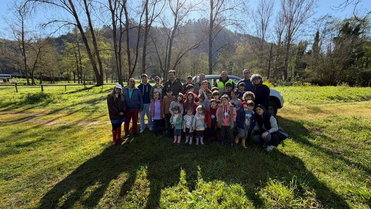Alumnado del colegio de Cornellana junto a miembros de Las Mestas del Narcea y el Alcalde de Salas en la liberación de los alevines de trucha en el Narcea.