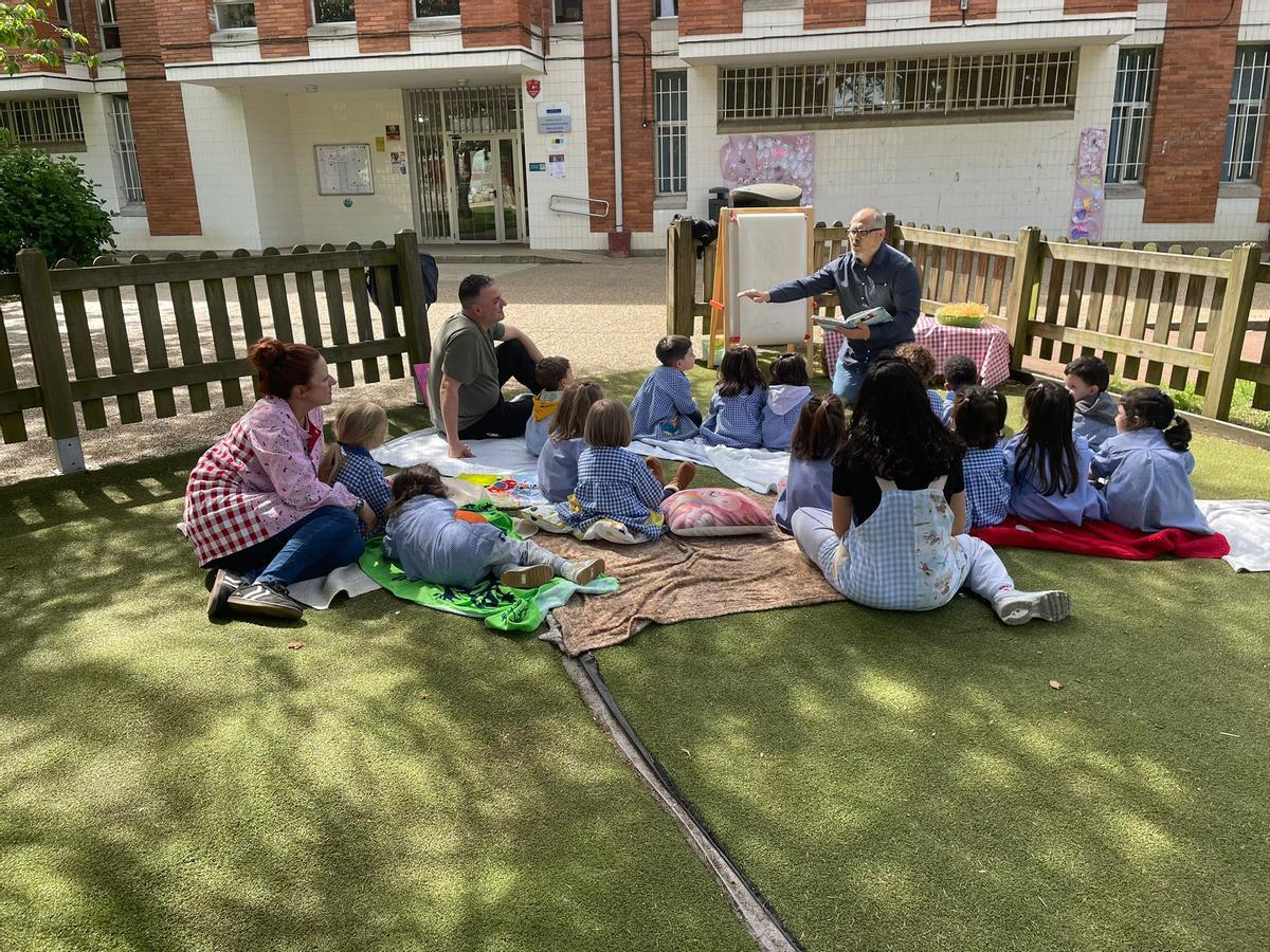 Picnic literario en el Colegio Maestros Arregui de Pola de Siero. Picnic literario en el Colegio Maestros Arregui de Pola de Siero.