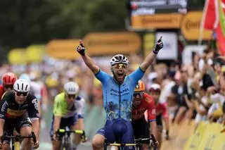 Cavendish hace historia en el Tour y bate el récord de las 34 victorias de Merckx