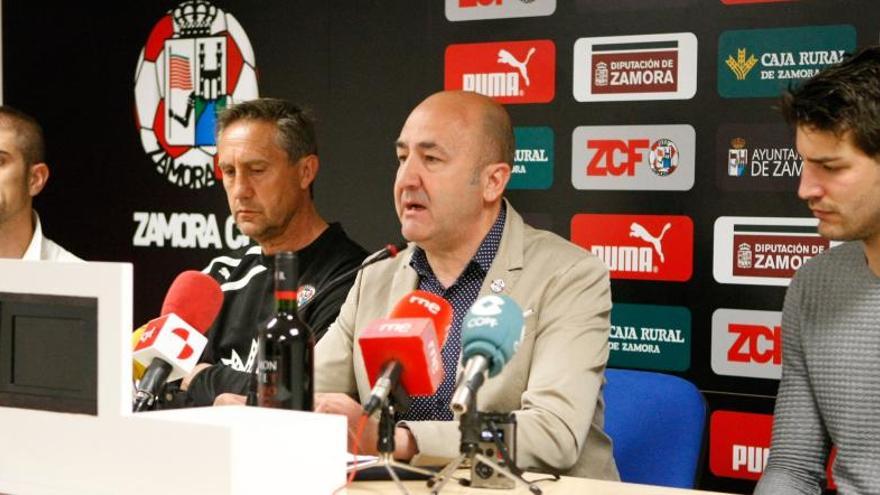 El presidente del Club compareció en rueda de prensa con el entrenador y los capitanes.