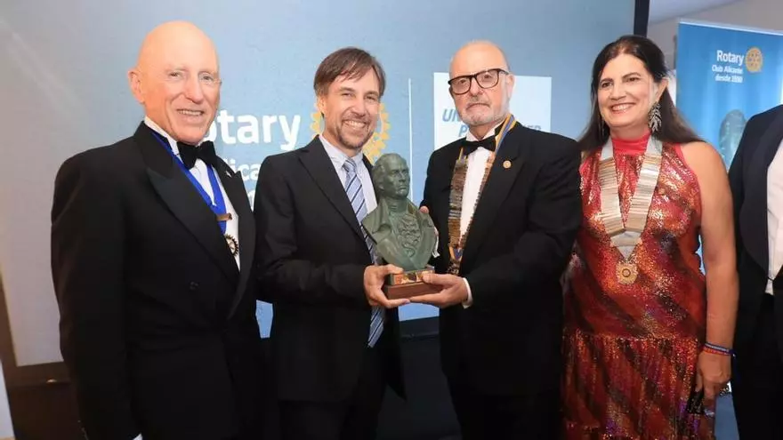 El doctor Enrique de Madaria recoge el premio Balmis del Rotary Club Alicante
