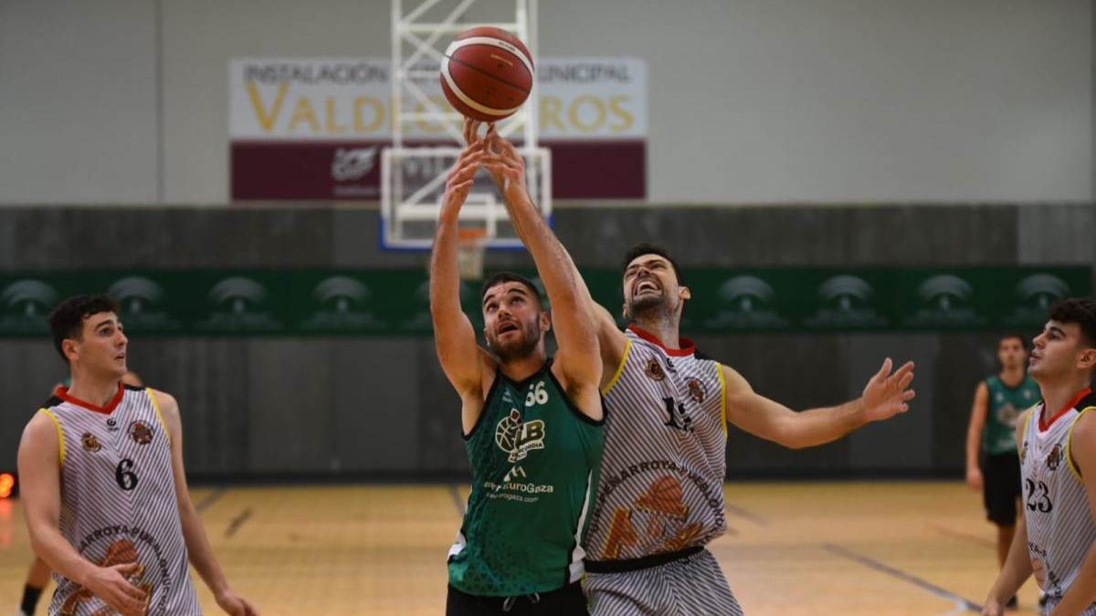 Ángel López, a la derecha, pugna por un rebote.