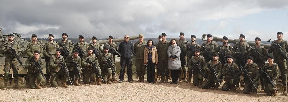 La ministra de Defensa visita la base de la Brigada