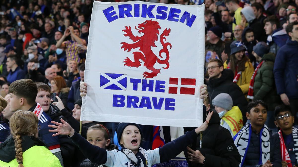 Pancarta de apoyo a Christian Eriksen durante el partido de clasificación para el Mundial 2022 entre Escocia y Dinamarca