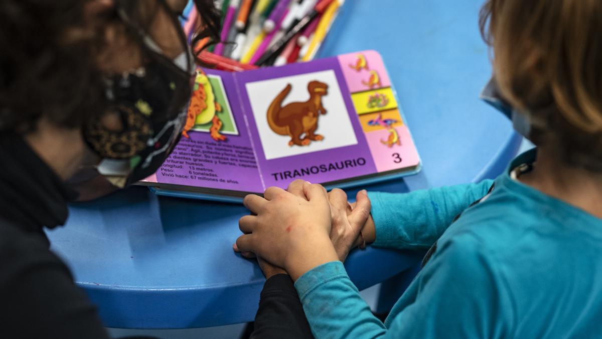 El seguro de canguro municipal ofrece acompañamiento a niños y niñas para facilitar a las personas adultas el acceso a la oferta cultural de la ciudad.