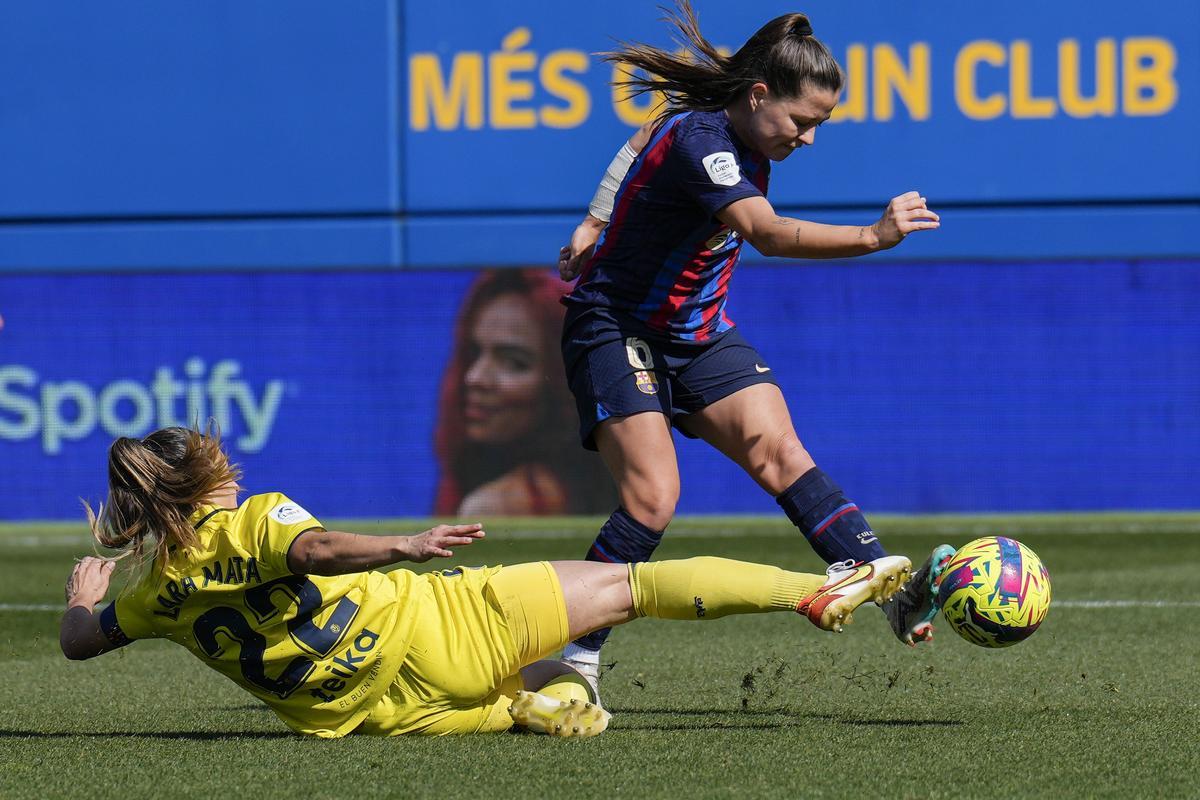 Clàudia Pina supera Lara Mata durant el Barça-Vila-real