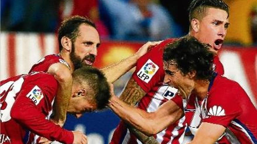 Juanfran, Giménez i Thiago feliciten Vietto en el gol de l&#039;empat de l&#039;Atlètic ahir en el derbi del Calderón.