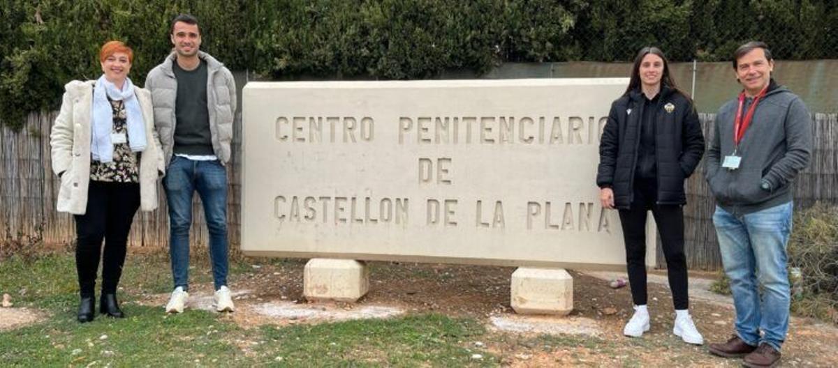Aida Samit, segunda por la derecha, en una visita institucional representando al CD Castellón.