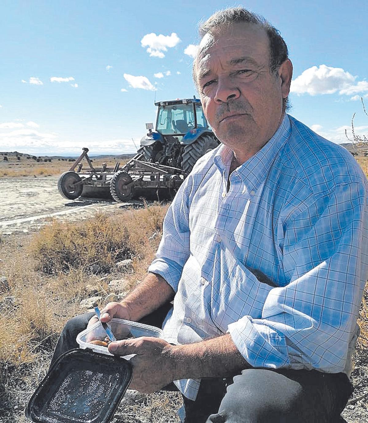 Javier Martínez lleva toda una vida dedicado a la agricultura.