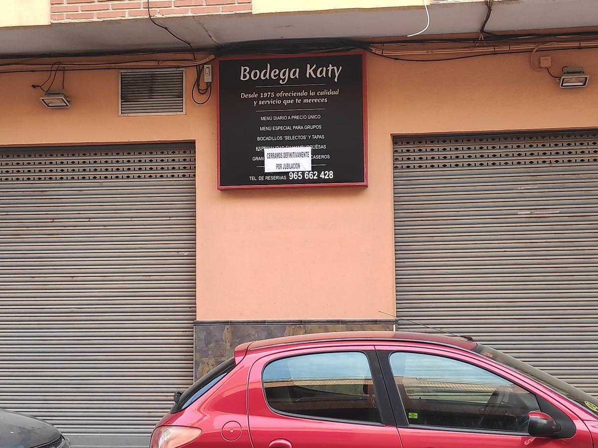 Cartel aún visible en la fachada del Bar Bpdega Katy de San Vicente, con el anuncio colocado encima de cierre definitivo por jubilación.