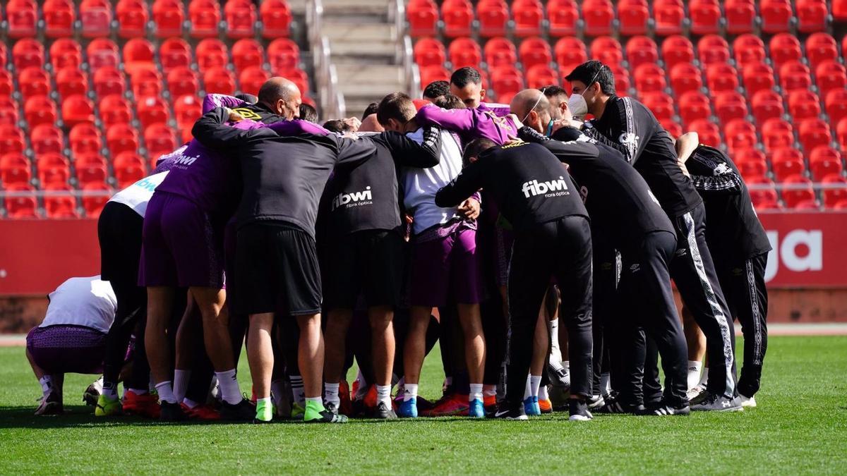 Los jugadores del Real Mallorca hacen grupo en el entrenamiento de la previa del partido frente al Logroñés.