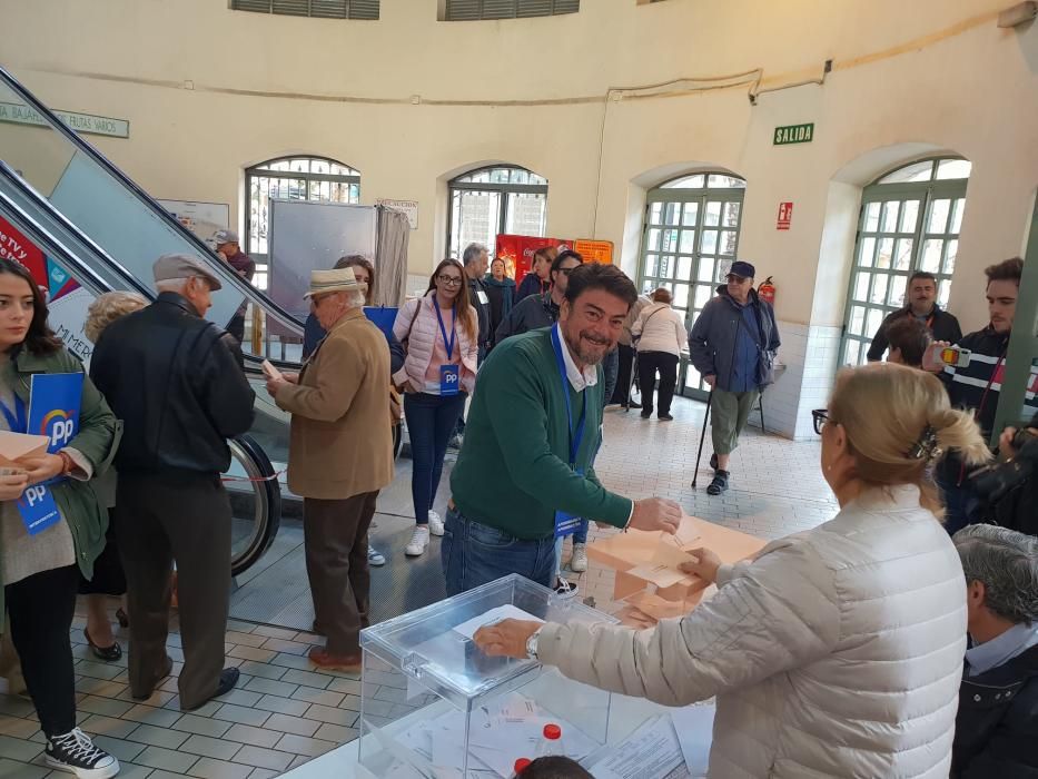 Luis Barcala votando en Alicante.