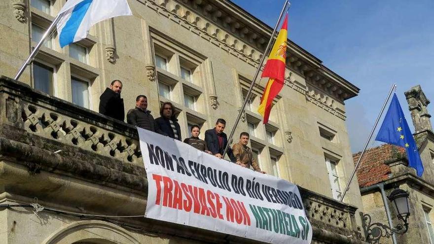 Pancarta colgada en el balcón del Concello en presencia del gobierno local. // Fdv