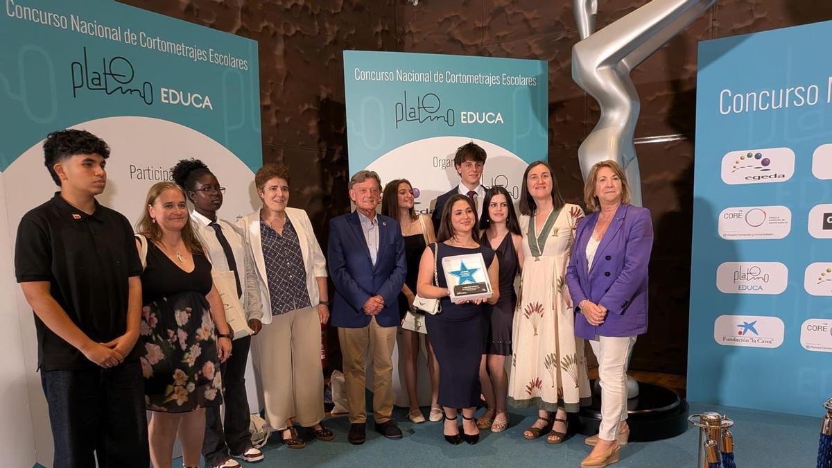 Por la izquierda, Jesús Puerta, Arancha Cienfuegos, Fátima Khouma, Dolores Bueno, José Ramón Prado, Nora Gaytán de Ayala, Lena Rojo, Manuel Collantes, Leyre Mera, Ana Isabel Fernández y Celia Fernández, ayer, con el premio.