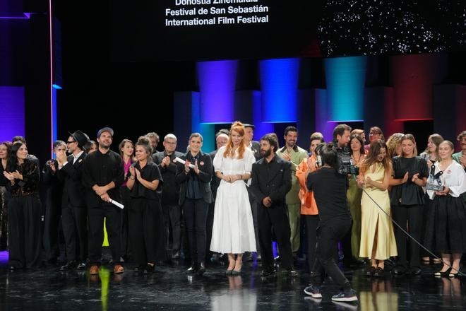 Foto de familia de los premiados durante la gala de clausura del Festival de San Sebastián, en el Teatro Victoria Eugenia, a 27 de septiembre de 2025, en San Sebastián, Guipúzcoa, País Vasco (España). El festival ha celebrado su 73ª edición del 19 al 27 de septiembre de 2025, reforzando su protagonismo global con 254 títulos de 56 países y una destacada presencia del cine español. La participación femenina detrás de cámaras ha aumentado y el cine vasco cuenta con 38 producciones. El certamen ha incluído secciones oficiales, estrenos, foros y actividades para profesionales y público. 27 SEPTIEMBRE 2025;CINE;SAN SEBASTIÁN;FESTIVAL;CINEASTAS;ACTRIZ;DIRECTOR;PELÍCULA; Unanue / Europa Press 27/09/2025. Unanue;category_code_sho;