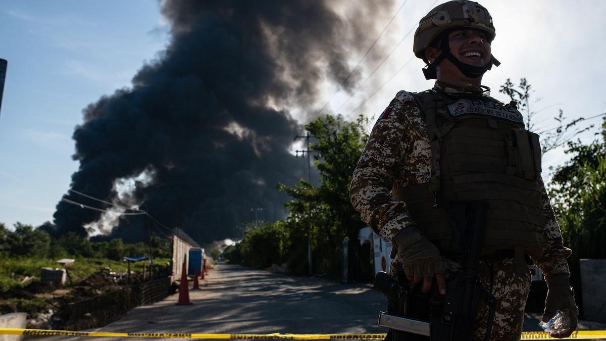 Mueren dos trabajadores tras incendio en Pemex, al sur de México.