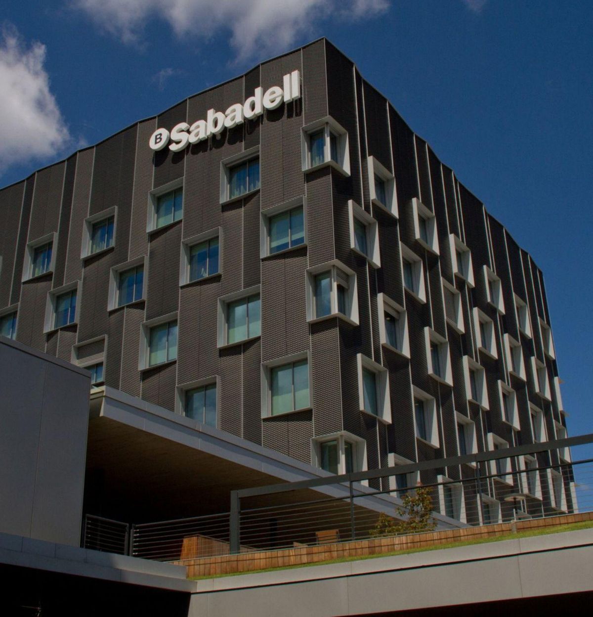 El Sabadell es revaloritza gairebé el doble que el BBVA des que es va filtrar l’oferta