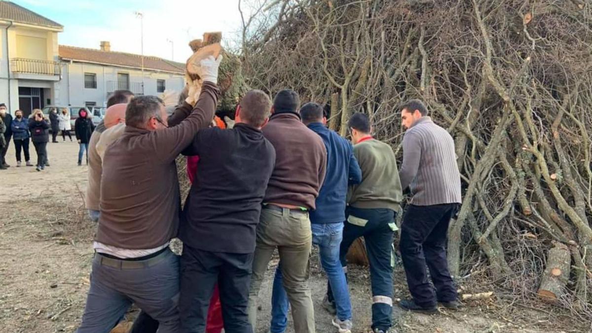 Preparación de la hoguera de leña para celebrar el cambio de año. | Ch. S. 