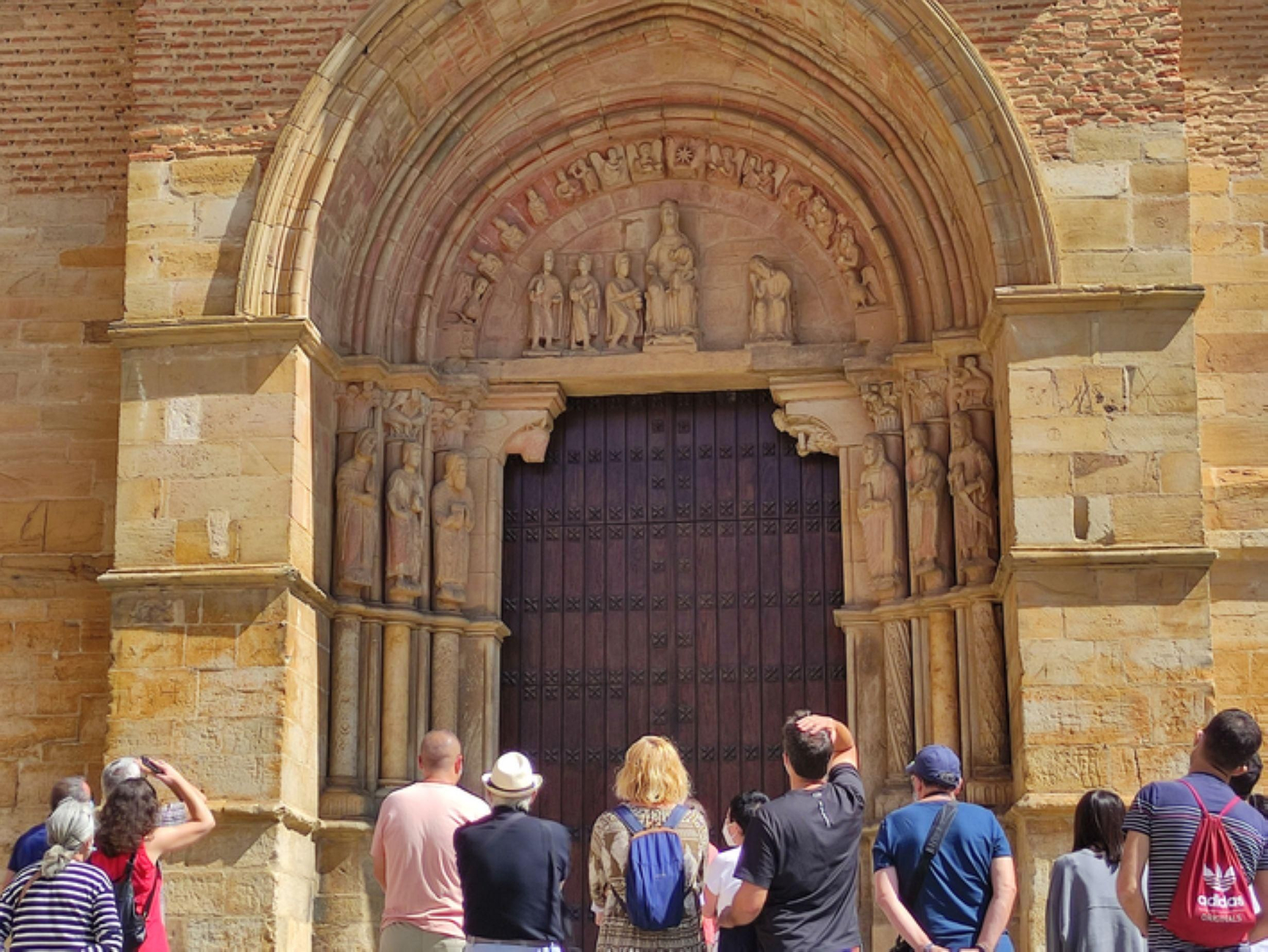 La visita llega a la portada más emblemática de la iglesia de San Juan. | E. P.