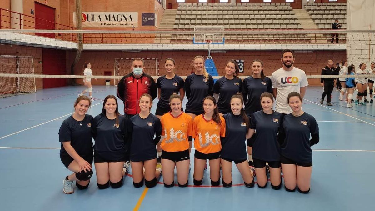 Componentes de la selección de voleibol femenino de la Universidad de Córdoba.