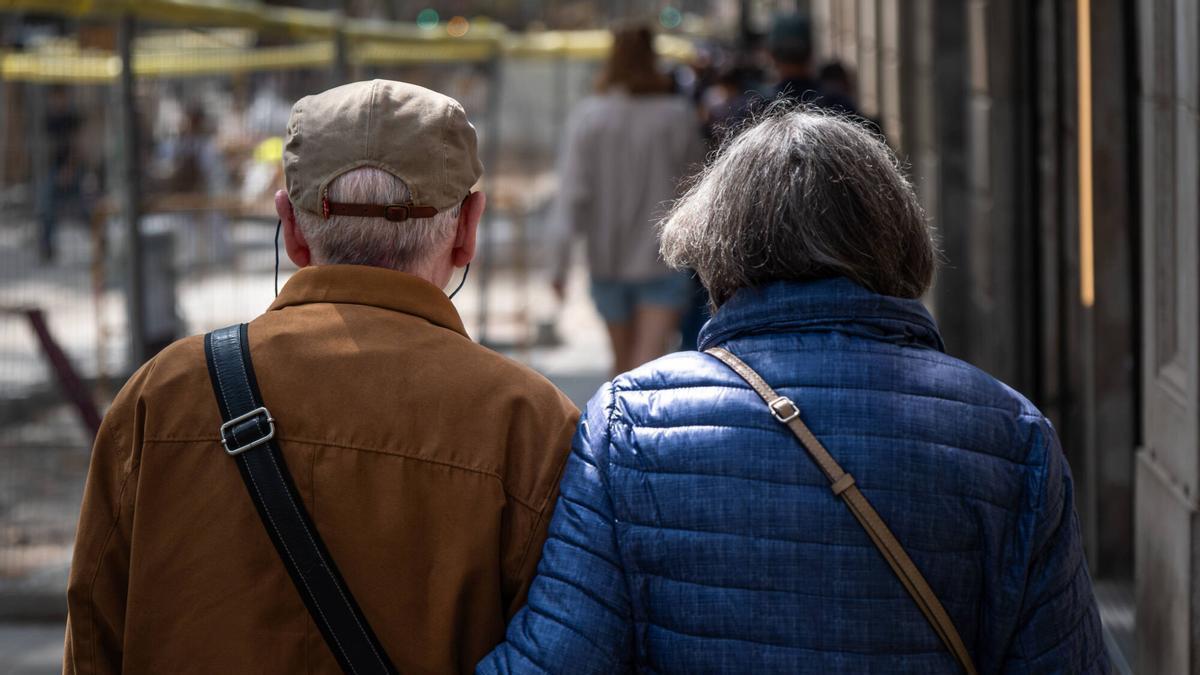 Una pareja de ancianos por la calle.