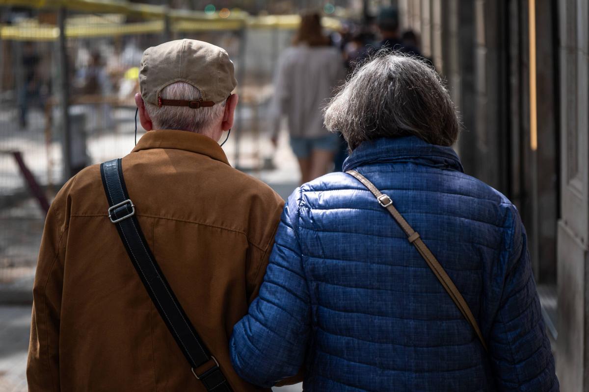 Pareja de ancianos por la calle, para ilustrar una 'apuesta' de sociedad sobre la sexualidad en mujeres mayores de 65