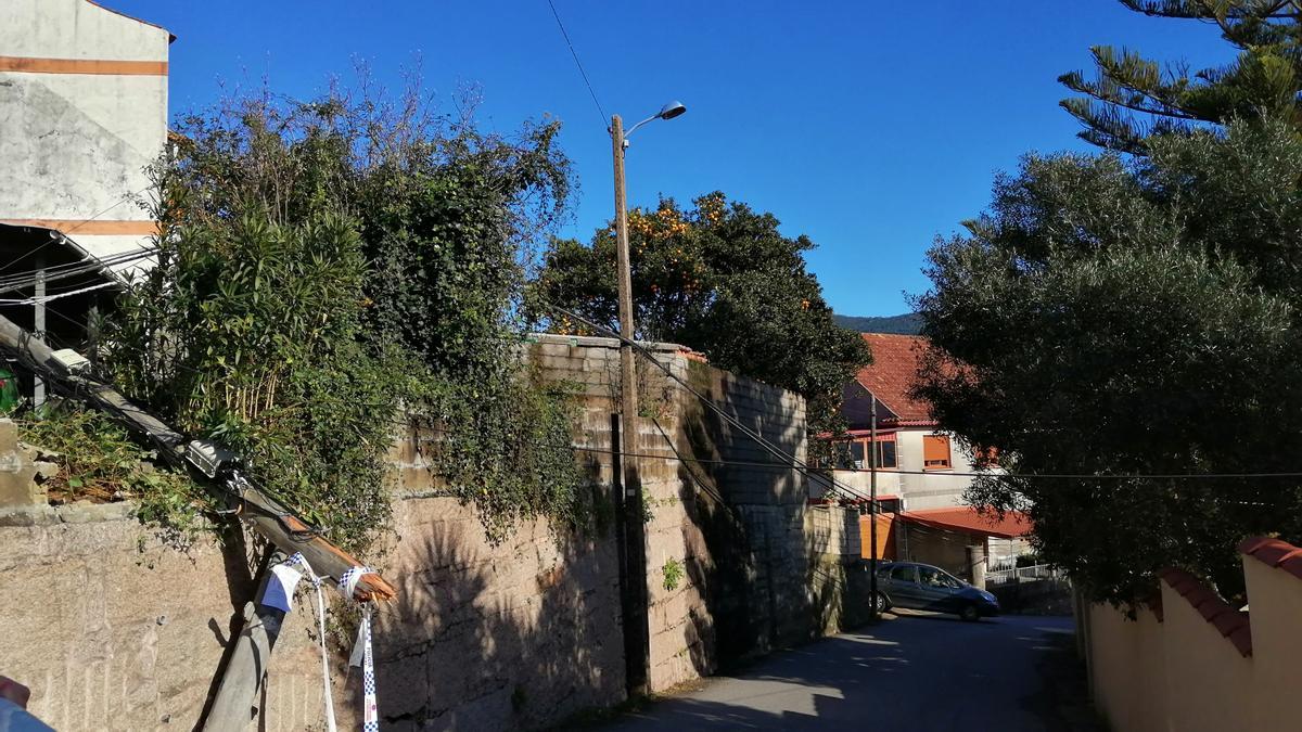 El poste partido tras arrastrar, el camión, un arco navideño.