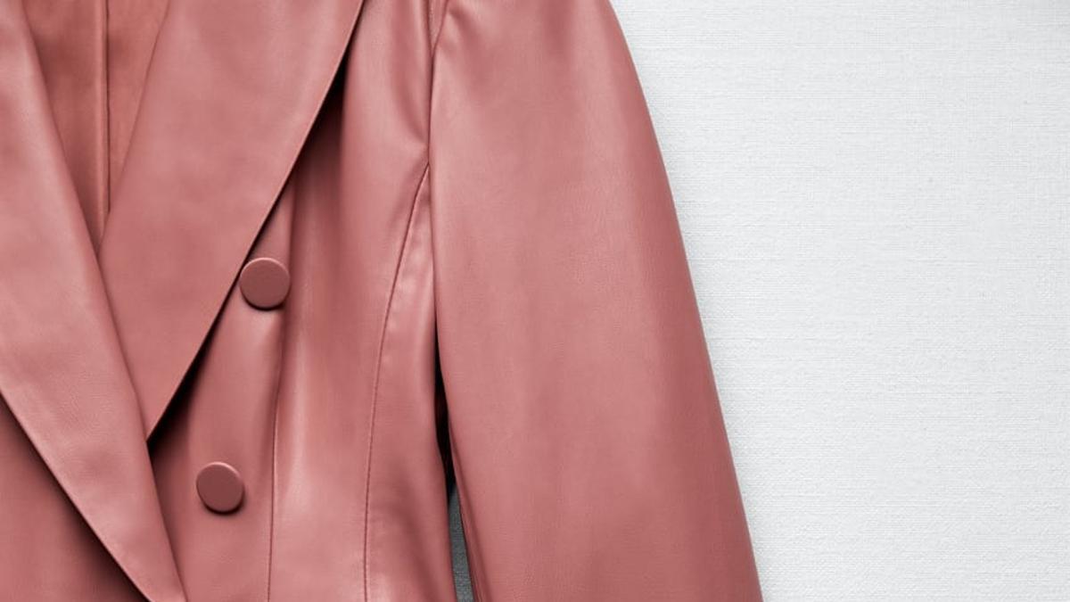 Chaqueta de plasticuero rosa de Zara