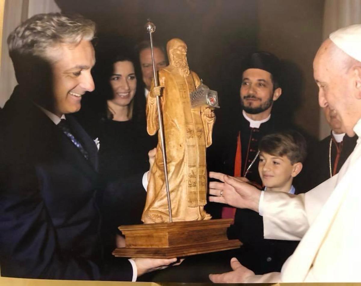 Dueñas entrega una escultura al Papa Francisco.