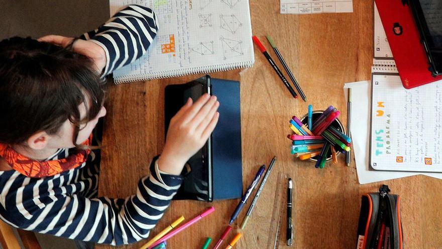 Una alumna de quinto de primaria trabaja desde casa.