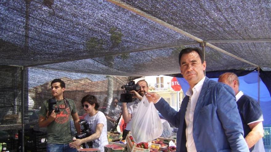 Fernando Martínez Maíllo en el mercadillo de Moraleja del Vino