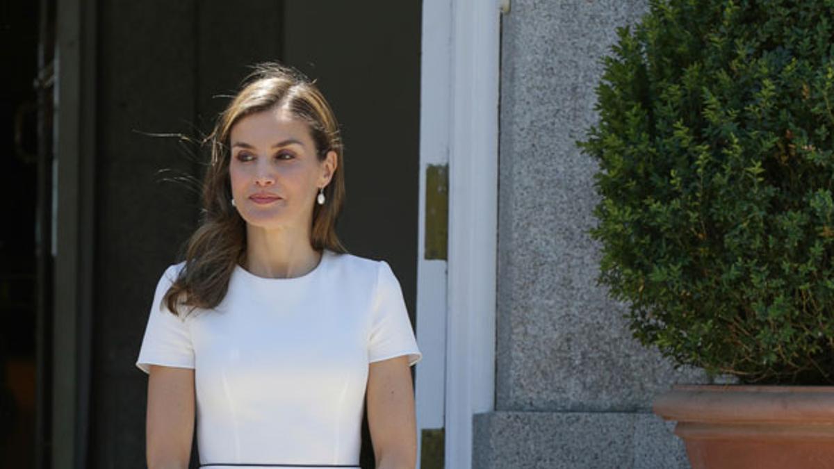 Letizia Ortiz con top blanco con peplum de Hugo Boss